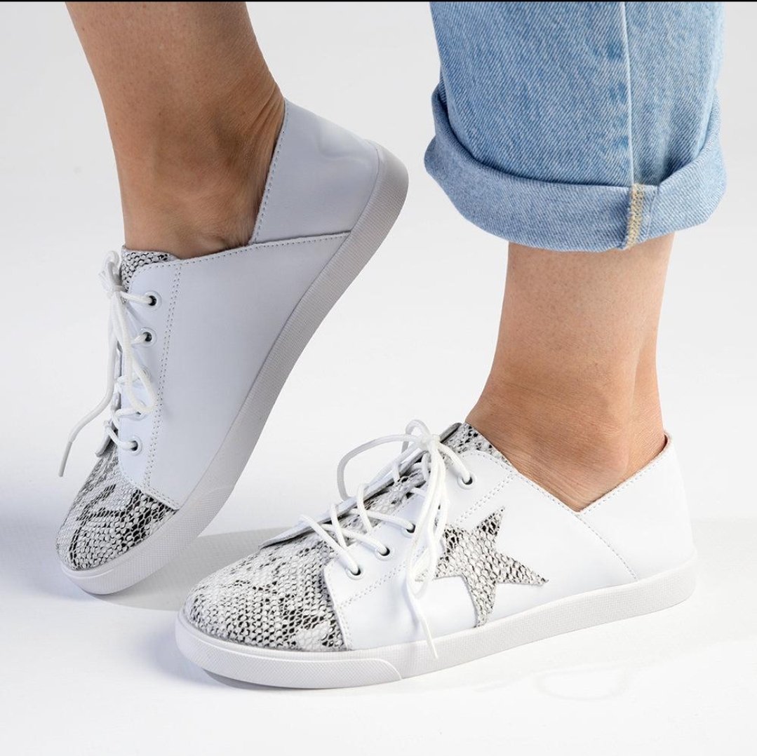 NICKI WHITE SNEAKERS WITH SNAKE TOE & STAR